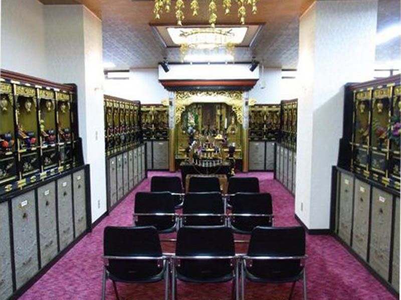 聞乗寺 御堂内墓地　納骨堂内の法要スペース