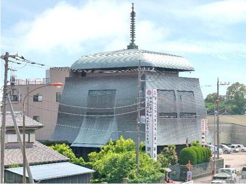 聞乗寺 御堂内墓地　納骨堂外観