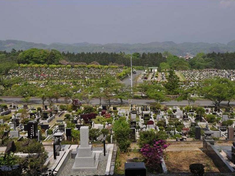 秩父市営 秩父聖地公園やすらぎの丘　小高い山の上にある霊園風景