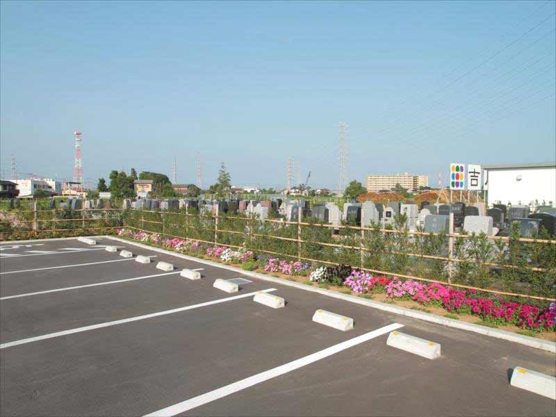 吉川美南霊園 太陽の眠り　駐車場も完備