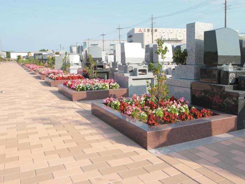 吉川美南霊園 太陽の眠り　手入れされた花壇が並ぶ参道