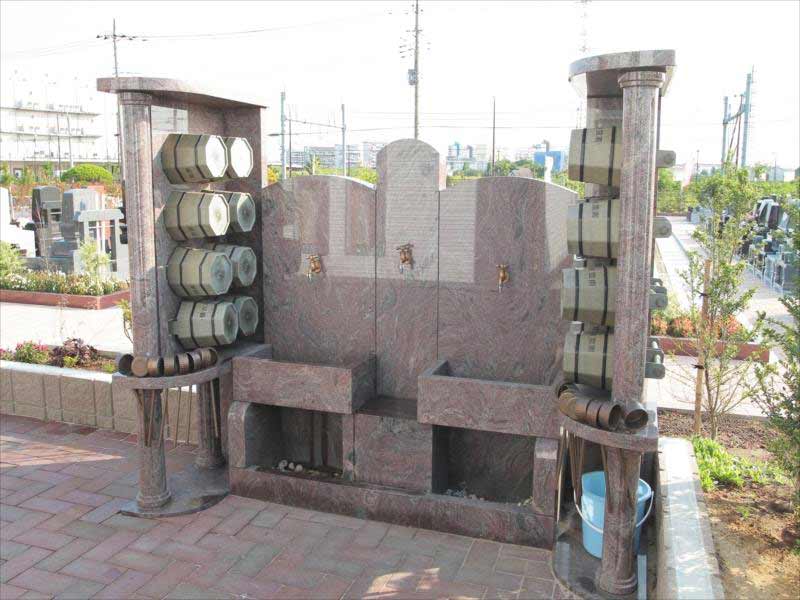 吉川美南霊園 太陽の眠り　桶と柄杓が用意された水場