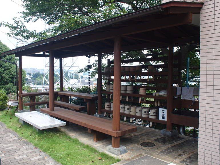 黒川光墓苑　屋根付きの水汲み場