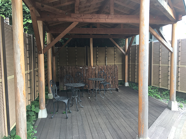 神楽坂霊園　屋根付き野外休憩場所