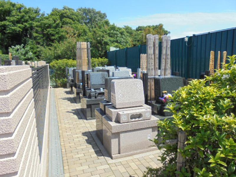 橘聖地第二蓮花浄苑　煉瓦敷きの墓域