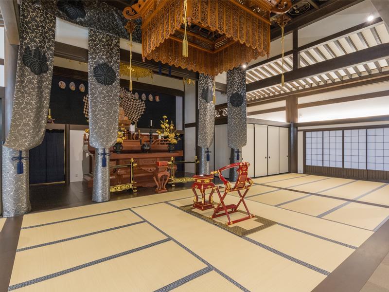 静翁寺墓苑　厳かな本堂内部