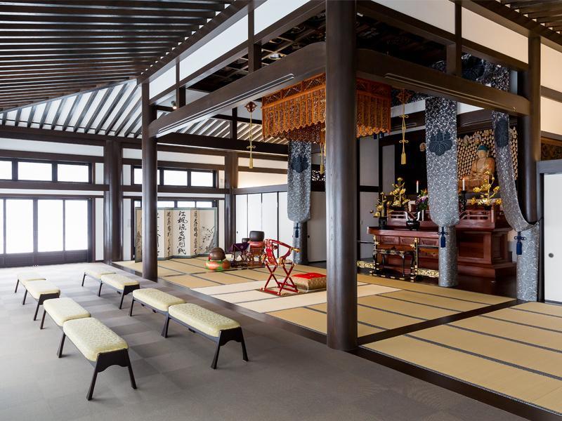 静翁寺墓苑　イスが置かれた御本堂内部