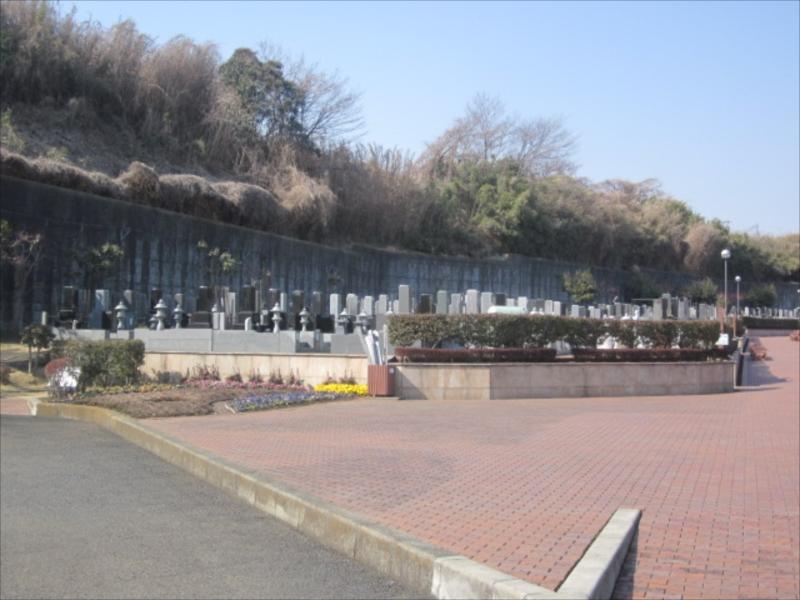 綾瀬市営 本蓼川墓園　墓域の周りの花壇