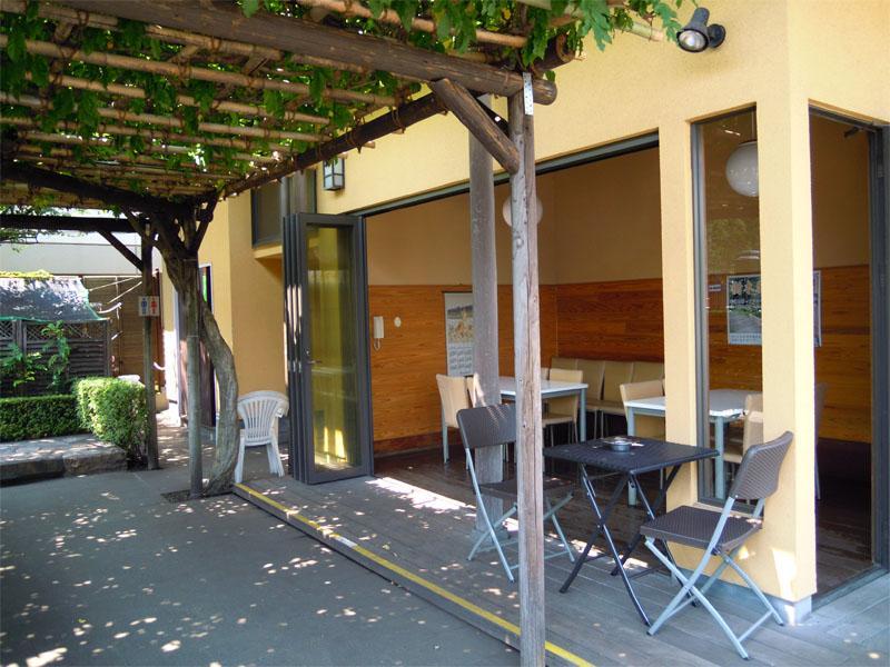 大師の杜墓苑　やさしい木漏れ日が入る休憩所