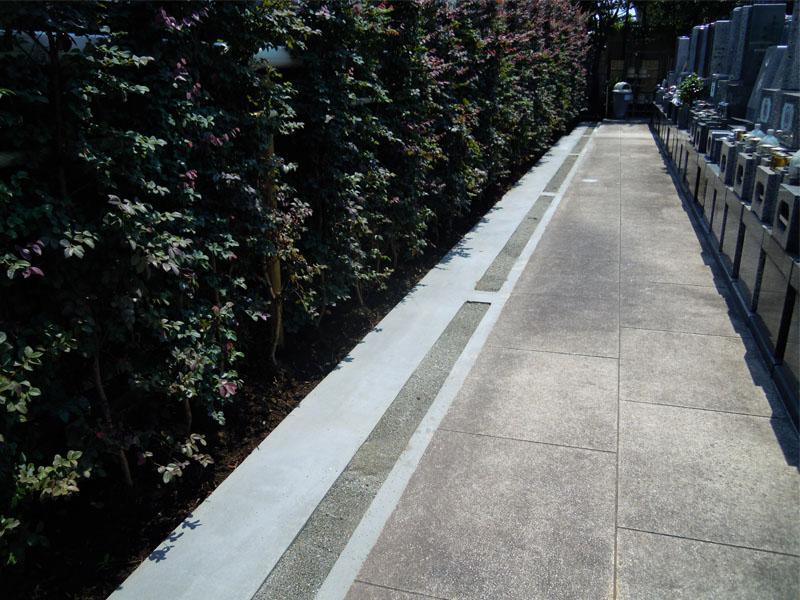 大師の杜墓苑　バリアフリーの参道