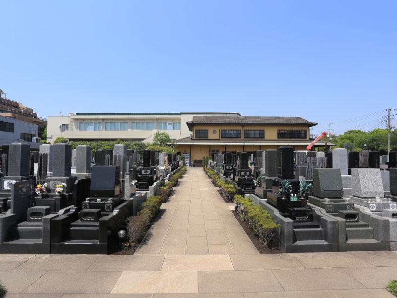 大師の杜墓苑　バリアフリー設計の参道