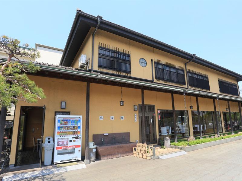 大師の杜墓苑　管理棟に併設された水汲処
