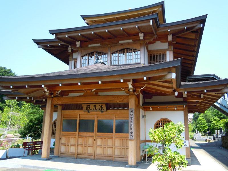 川崎霊園　本堂入口