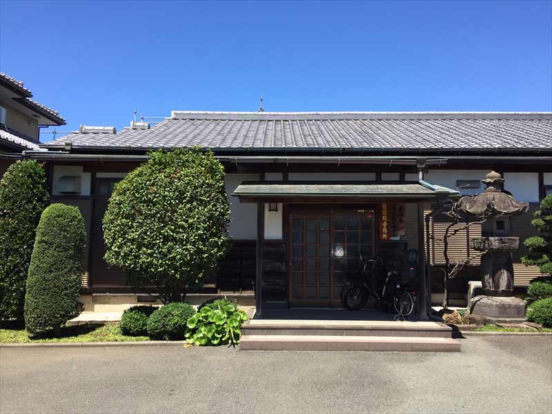 湘南茅ヶ崎やすらぎ霊園　植栽や灯篭のある寺務所