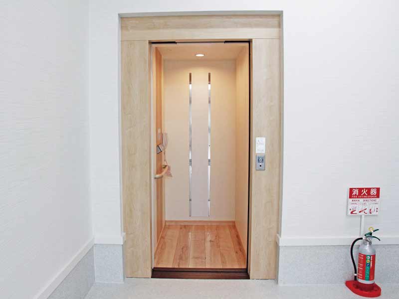 小田原富士見霊苑　管理事務所内のエレベーター