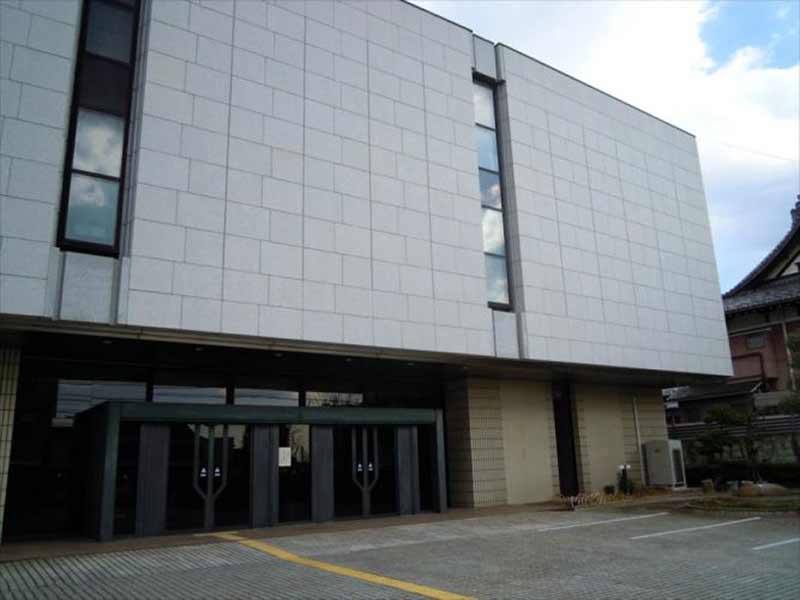 横浜市営久保山霊堂　シックな外観