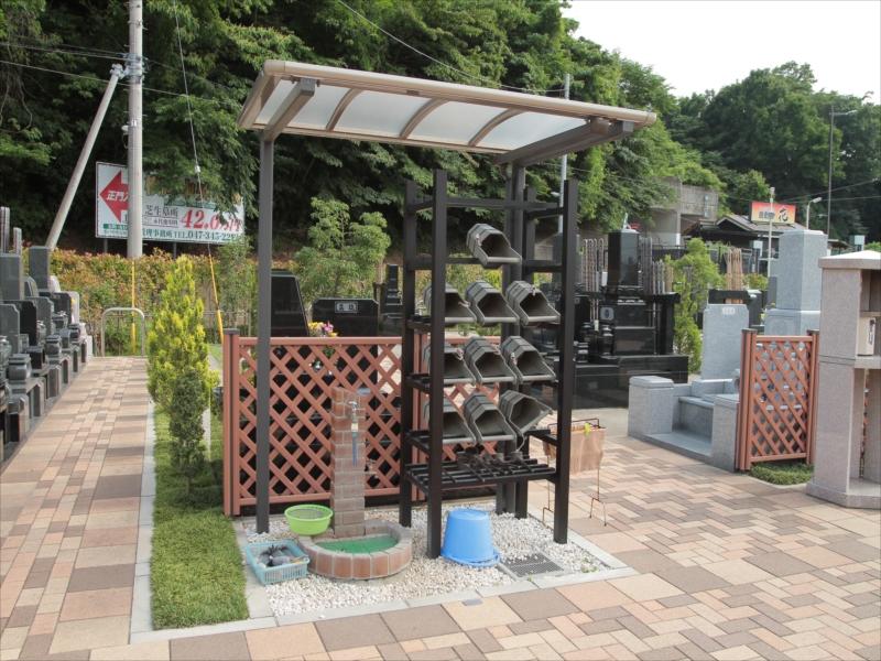 中和倉メモリアルひかりの郷　水汲み場と参拝道具