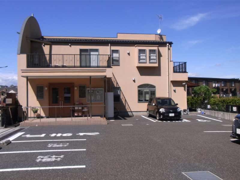 中和倉メモリアルひかりの郷　管理事務所と駐車場