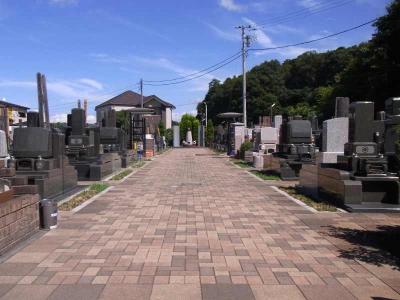 中和倉メモリアルひかりの郷　広々としたメイン参道