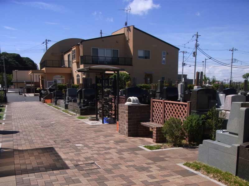 中和倉メモリアルひかりの郷　参道脇に置かれたベンチ