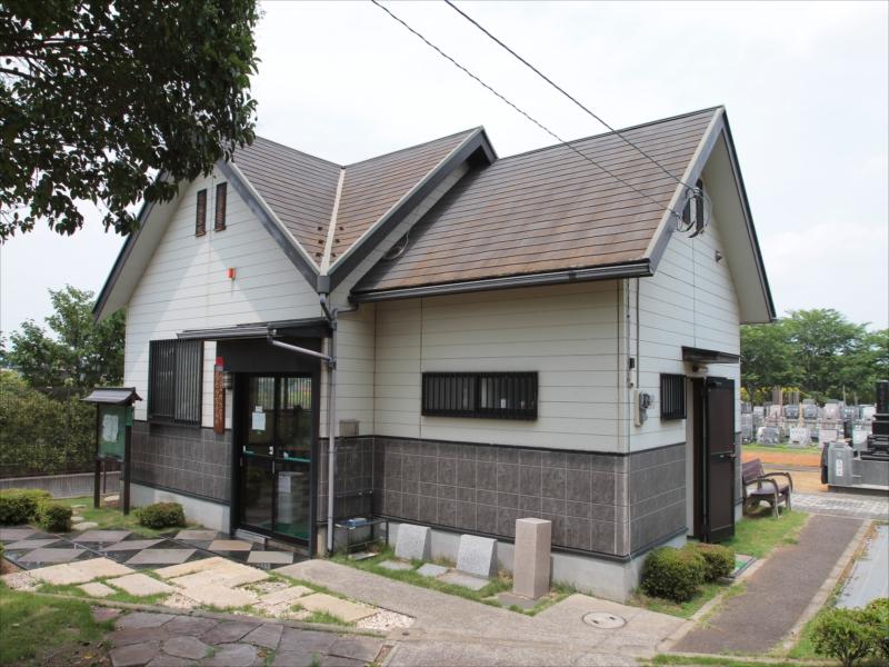 八千代メモリアルヒルズの管理事務所（裏口）