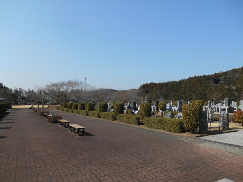 袖ヶ浦市営 墓地公園　広々とした参道に置かれたベンチ