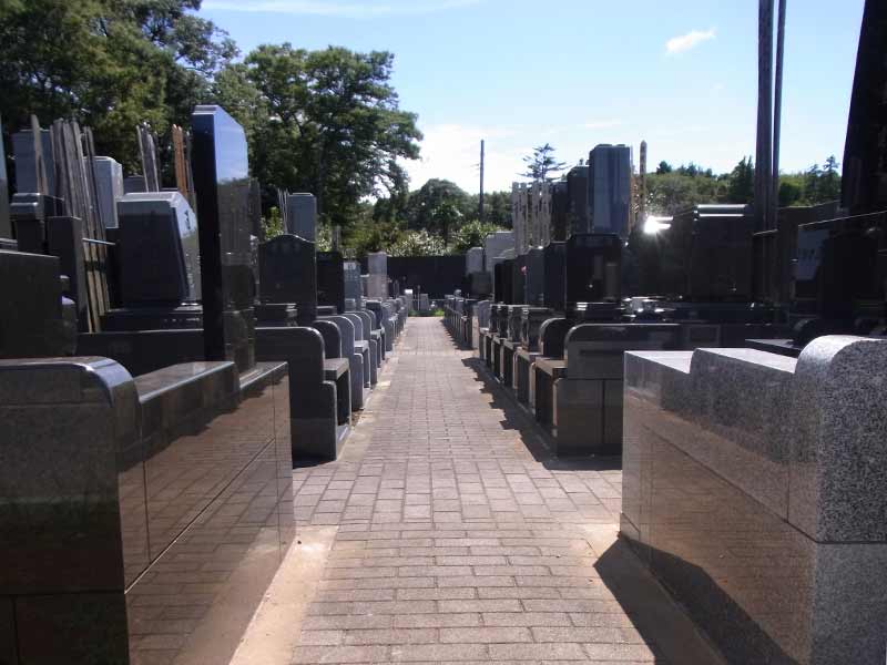 グリーンメモリアル東松戸霊園　バリアフリーの参道