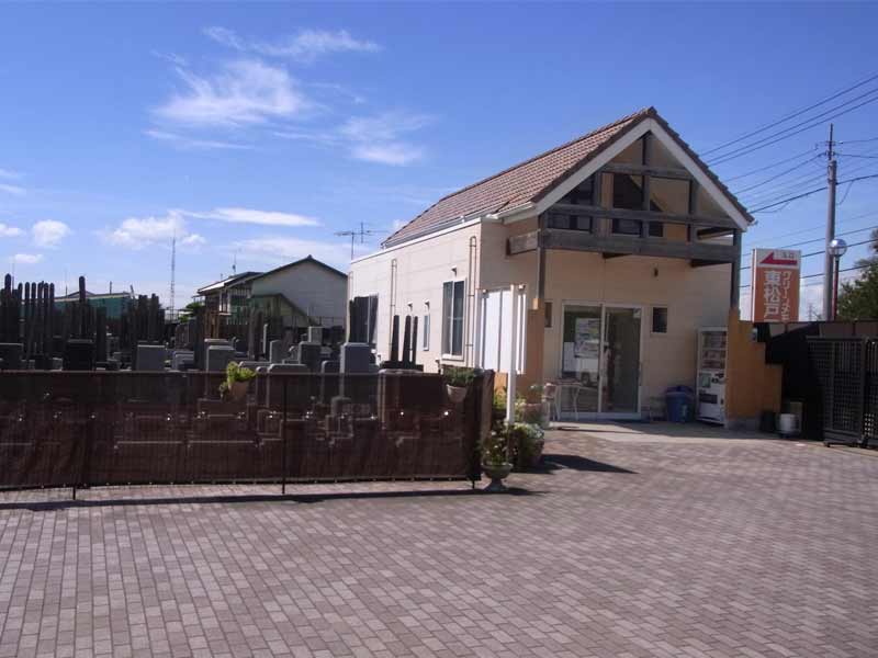 グリーンメモリアル東松戸霊園　管理棟内の休憩スペース