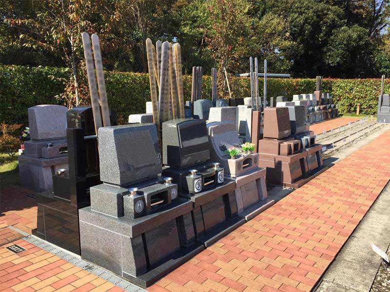 みつわ台霊園 殿台の杜　様々なデザインの墓石が並ぶ墓域