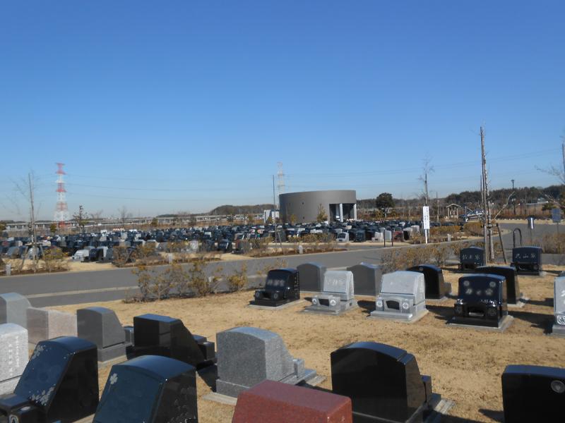 八千代市営霊園 通路が広く取ってあり解放感のある霊園風景