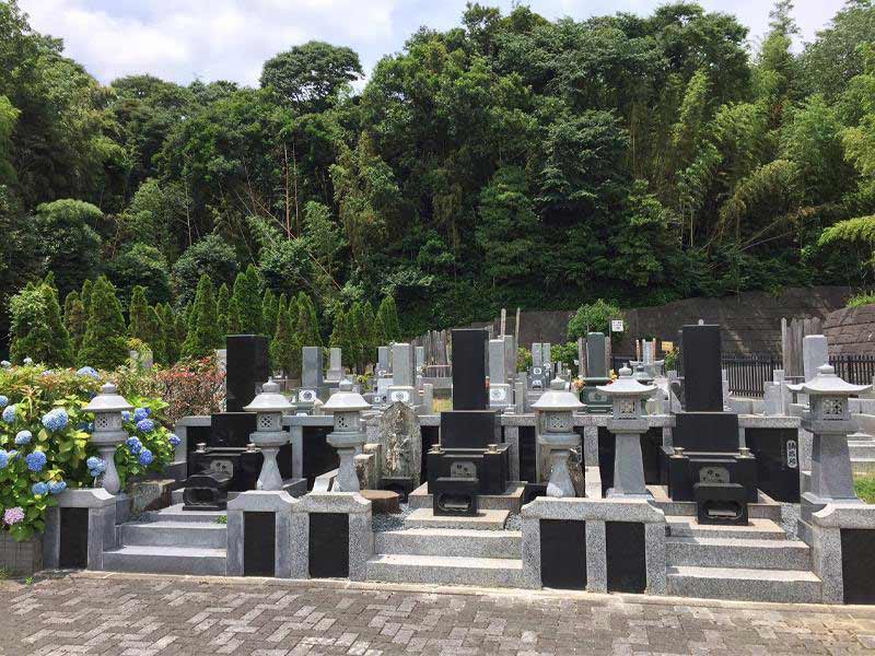 成田の杜公苑　自然豊かな苑内