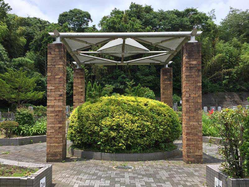 成田の杜公苑　苑内中央にあるパーゴラ