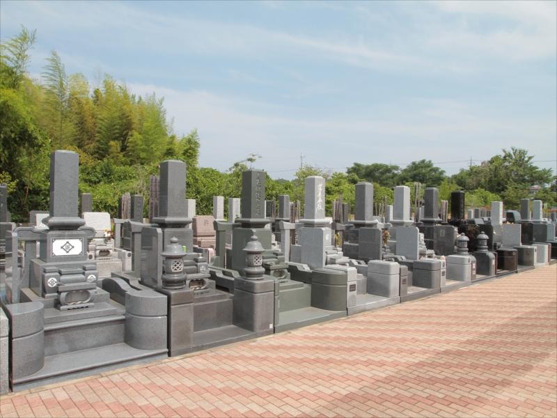 メモリアルパーク市原能満霊苑　手入れされた御影石