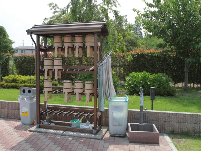 メモリアルパーク市原能満霊苑　掃除道具置き場と水場