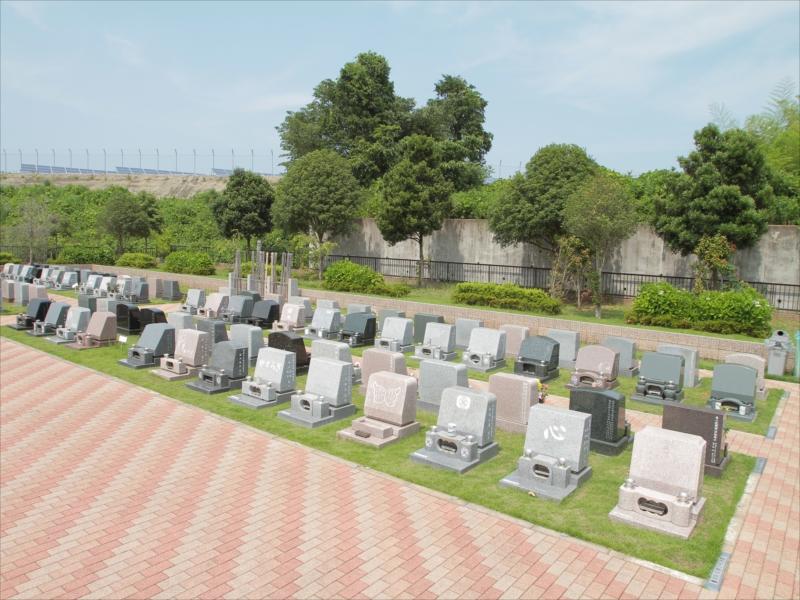 メモリアルパーク市原能満霊苑　美しく墓石が並ぶ苑内