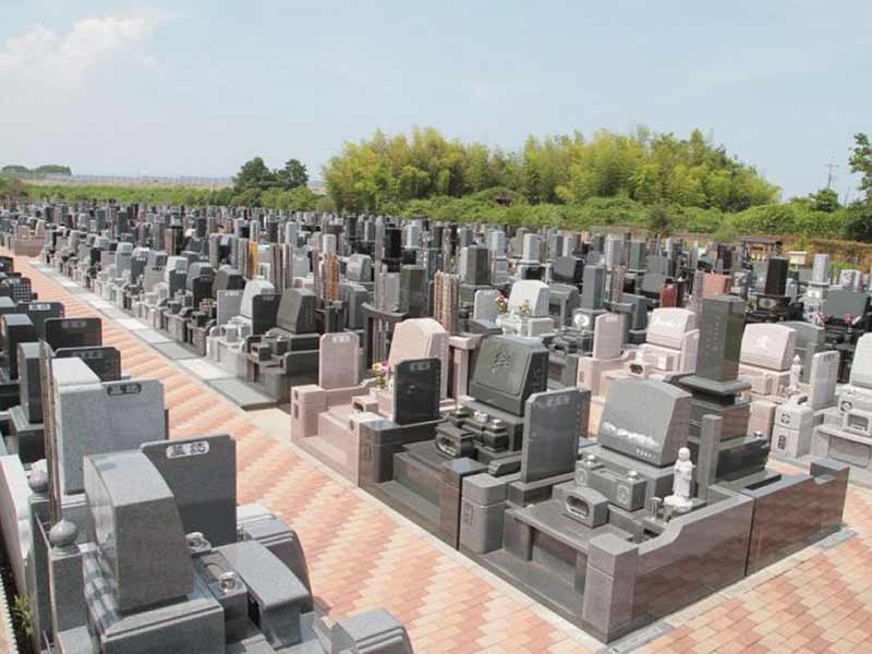 メモリアルパーク市原能満霊苑　和型・洋型の墓石が混在する墓域