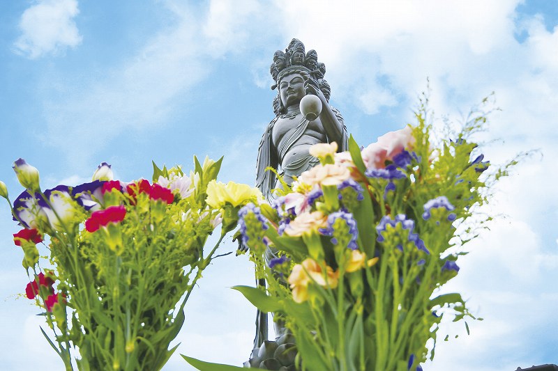 小平 寶縁の庭　観音様型集合墓「憶（おもい）」