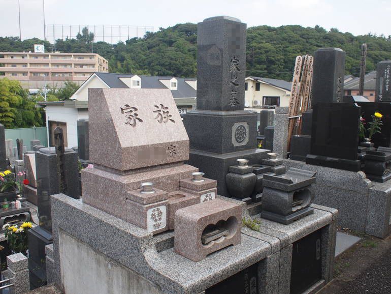 藤沢霊園　様々なタイプが並ぶ墓石