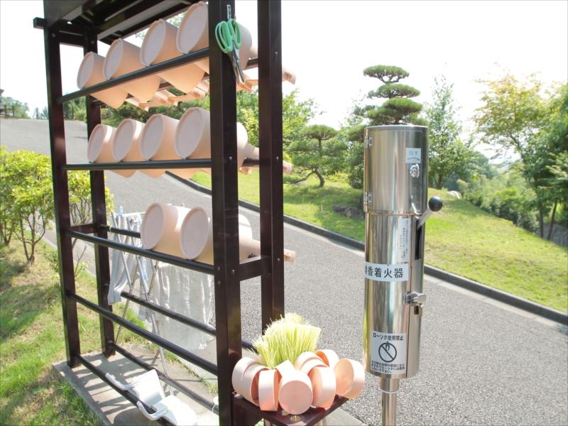 浄光の森聖地　園内各所に用意されている清掃用具