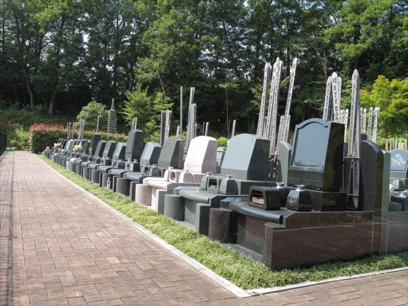 浄光の森聖地　和型・洋型墓石が並ぶ墓域