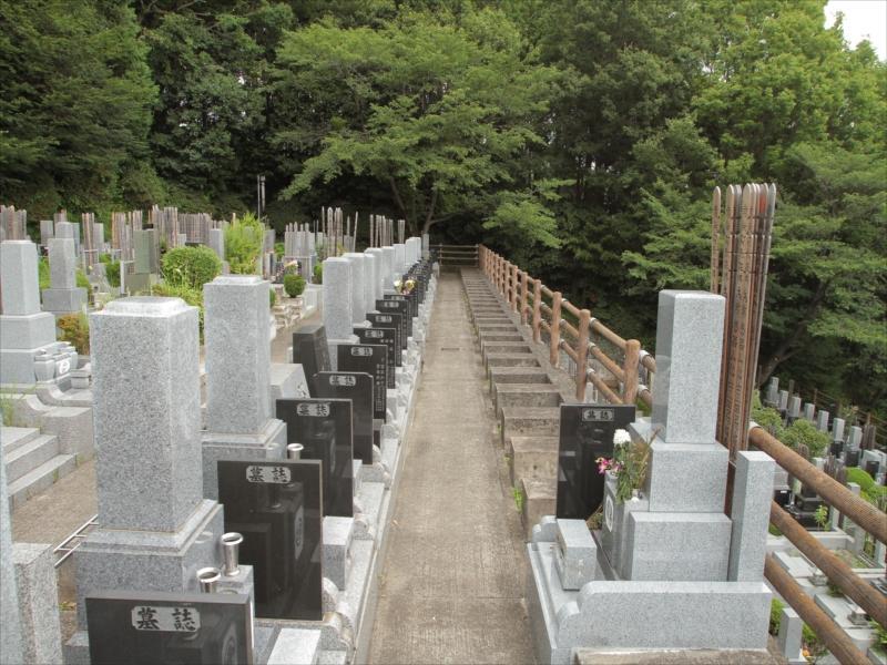 東京秋田霊園　舗装されて歩きやすい墓域