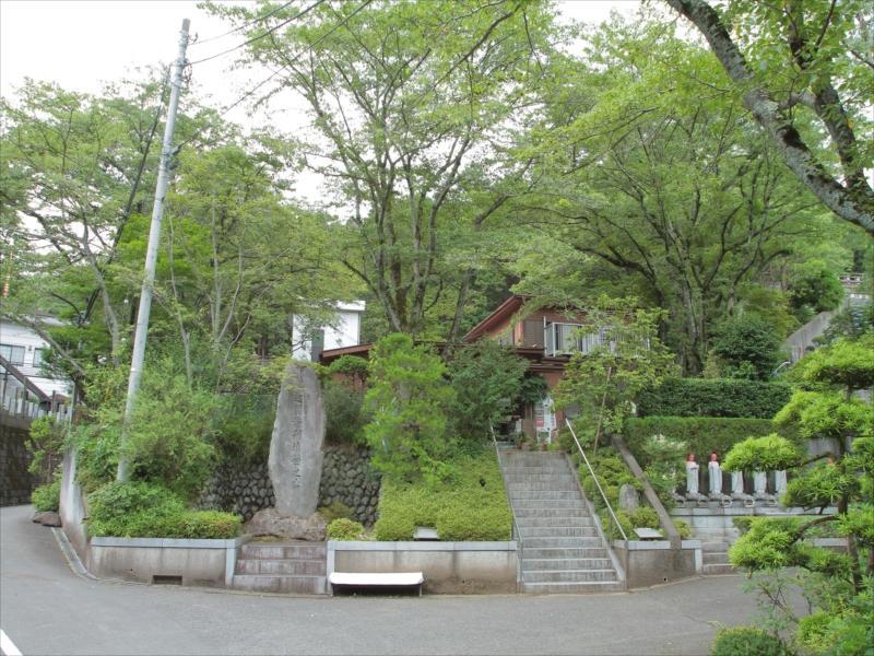 東京秋田霊園　緑に囲まれた霊園外観