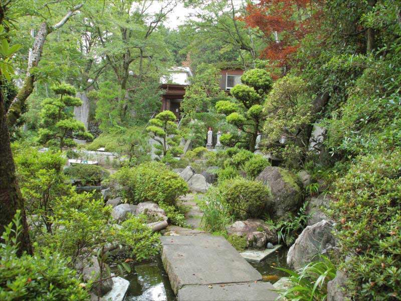 東京秋田霊園　趣のある庭園風景