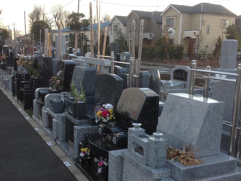 羽村市営 富士見霊園　様々な墓石が混在