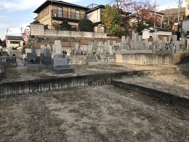 上石切法照寺霊苑　空き区画のある苑内