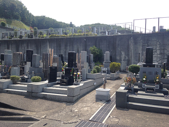 八王子聖地霊園　舗装されているので歩きやすい墓域