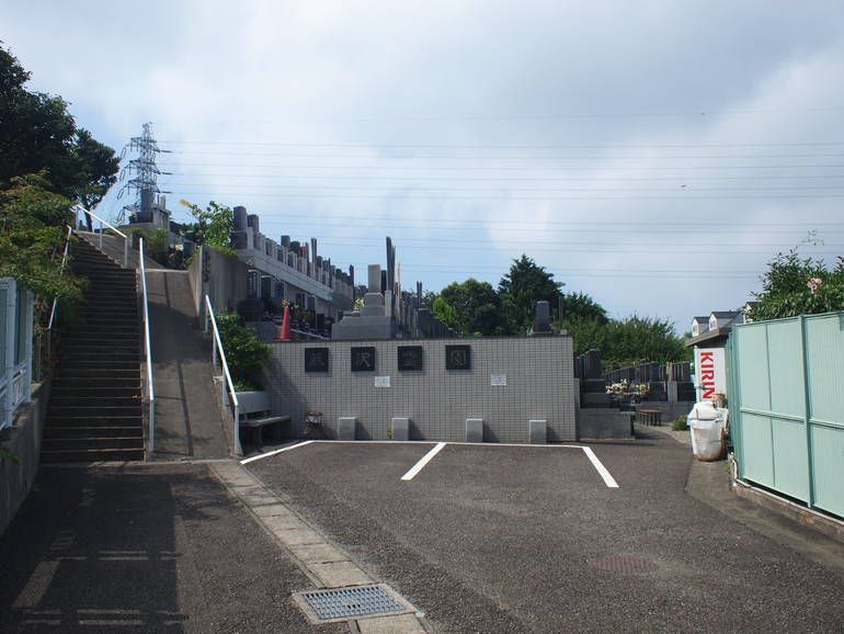 藤沢霊園　アスファルト舗装された駐車場