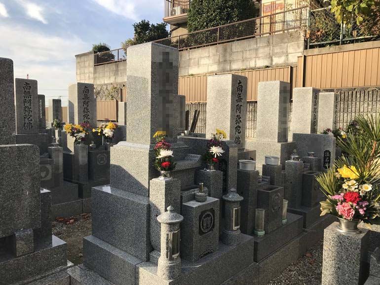 上石切法照寺霊苑　墓石に映える仏花