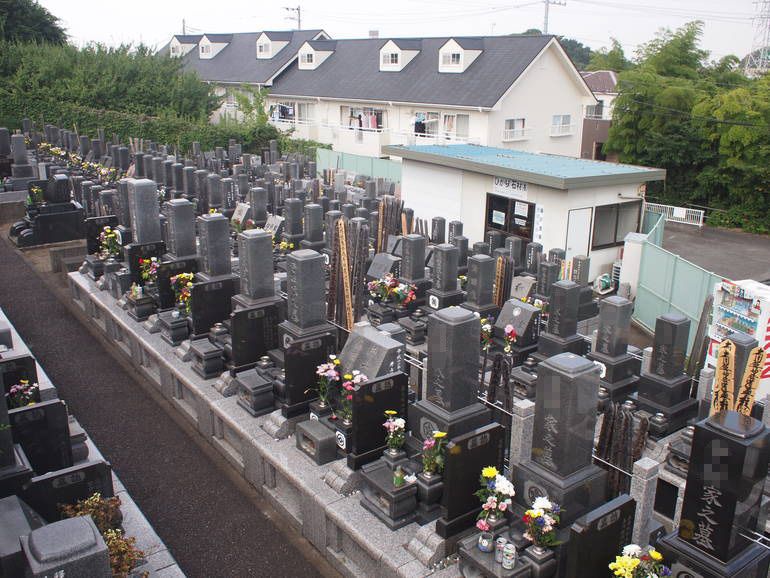 藤沢霊園　様々なタイプの墓石が並ぶ墓域