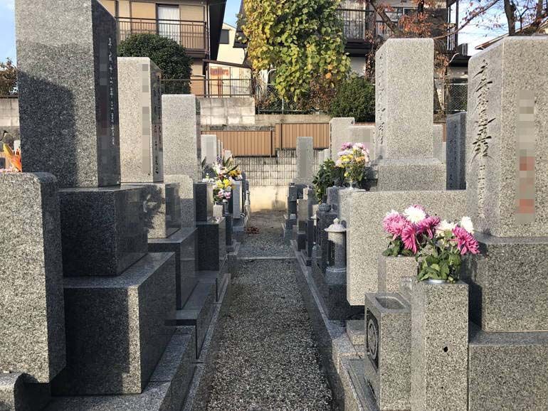 上石切法照寺霊苑　砂利の参道